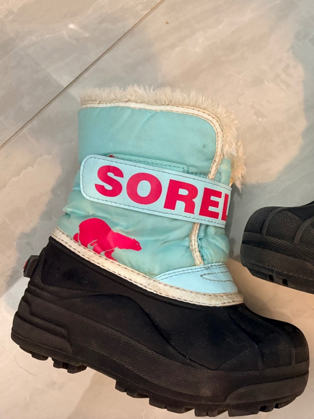 Snow boots